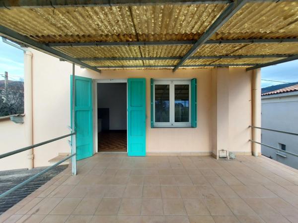 A vendre : Maison avec deux logements indépendants, garages et extérieur – Digne-les-Bains