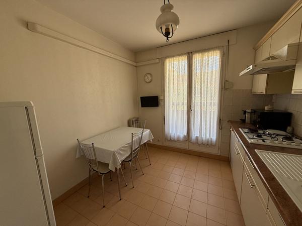 Appartement T3 VILLEURBANNE 69100 Sud GRATTE - CIEL / balcon - Cave et place de parking privative en SUS