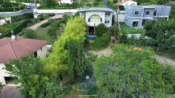 Villa T8 avec piscine, terrain, garage et parking