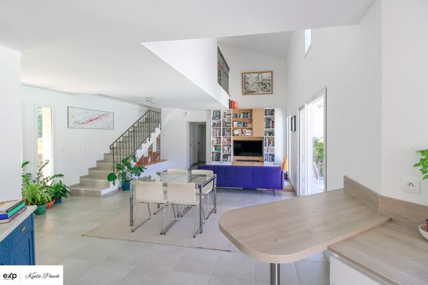 Une maison récente, connectée et économe, où chaque équipement a été pensé pour votre confort et pour maîtriser durablement vos dépenses énergétiques.
