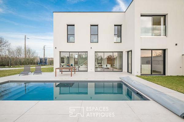Maison contemporaine à toit plat avec piscine et garage