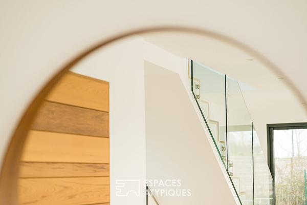 Maison contemporaine à toit plat avec piscine et garage