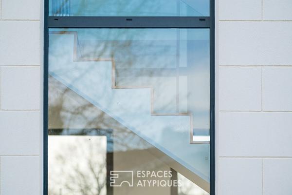 Maison contemporaine à toit plat avec piscine et garage