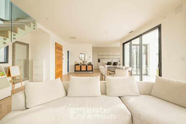 Maison contemporaine à toit plat avec piscine et garage