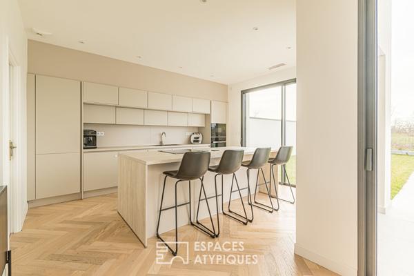 Maison contemporaine à toit plat avec piscine et garage