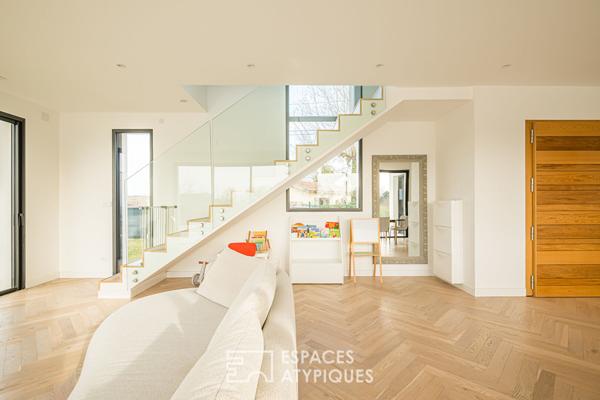 Maison contemporaine à toit plat avec piscine et garage