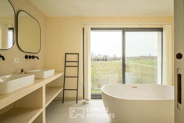 Maison contemporaine à toit plat avec piscine et garage