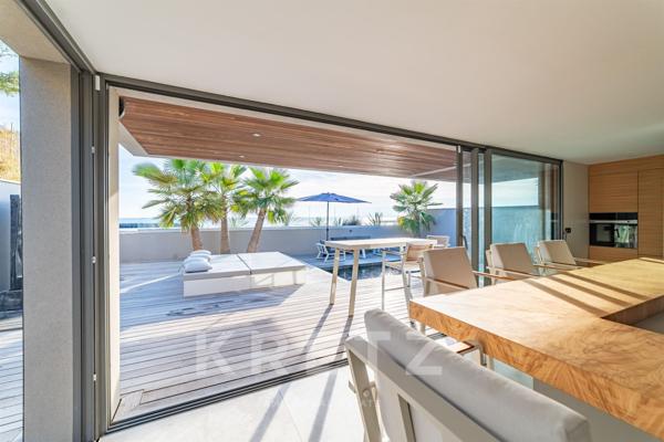 Exceptionnelle villa d'architecte en première ligne face à la mer