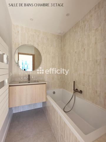 Maison
         6 pièces
        - 176 m² Bien prestige 1 950 000 € *