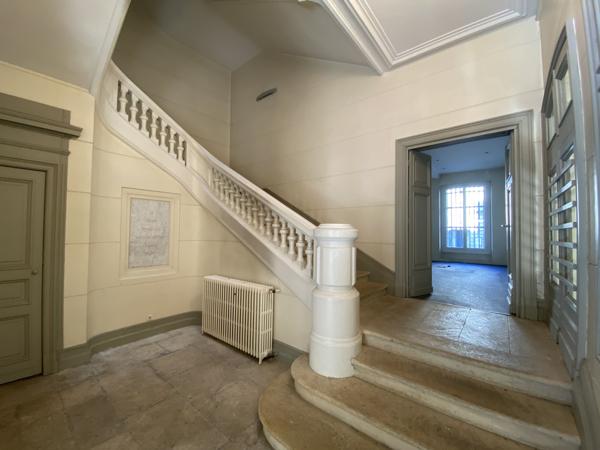 Immeuble de bureaux à vendre ou à louer à Bordeaux avec cour intérieure