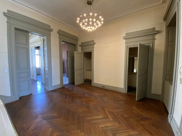 Immeuble de bureaux à vendre ou à louer à Bordeaux avec cour intérieure