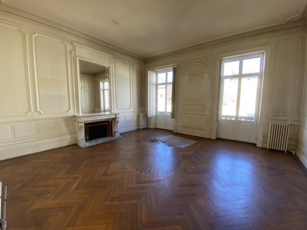 Immeuble de bureaux à vendre ou à louer à Bordeaux avec cour intérieure