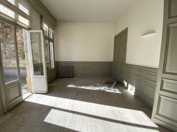 Immeuble de bureaux à vendre ou à louer à Bordeaux avec cour intérieure