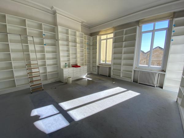 Immeuble de bureaux à vendre ou à louer à Bordeaux avec cour intérieure