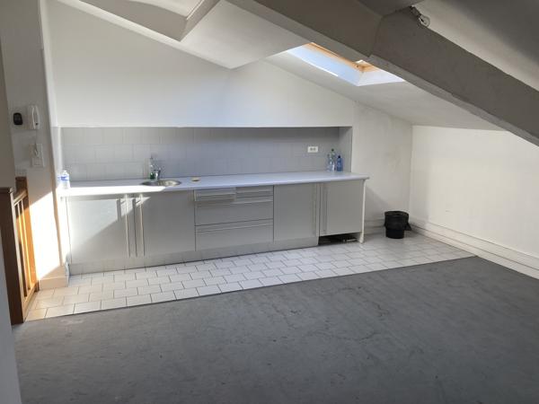 Immeuble de bureaux à vendre ou à louer à Bordeaux avec cour intérieure
