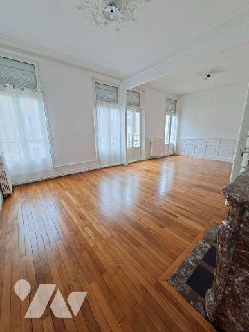 HYPER CENTRE VILLE - DANS IMMEUBLE HAUSSMANIEN
Appartement rénové de 116m² - 2eme étage - comp...