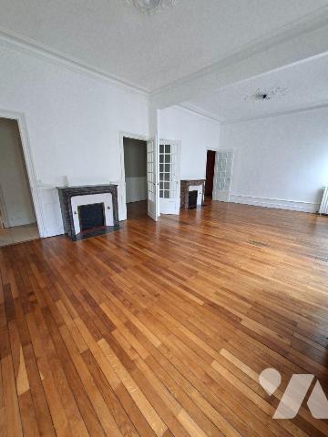 HYPER CENTRE VILLE - DANS IMMEUBLE HAUSSMANIEN
Appartement rénové de 116m² - 2eme étage - comp...