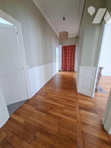 HYPER CENTRE VILLE - DANS IMMEUBLE HAUSSMANIEN
Appartement rénové de 116m² - 2eme étage - comp...