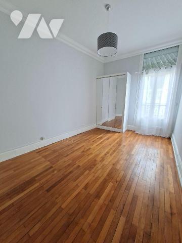 HYPER CENTRE VILLE - DANS IMMEUBLE HAUSSMANIEN
Appartement rénové de 116m² - 2eme étage - comp...