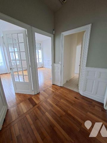 HYPER CENTRE VILLE - DANS IMMEUBLE HAUSSMANIEN
Appartement rénové de 116m² - 2eme étage - comp...