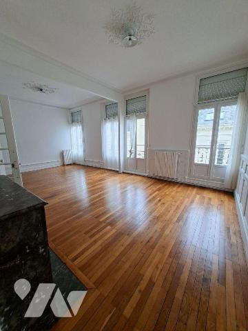 HYPER CENTRE VILLE - DANS IMMEUBLE HAUSSMANIEN
Appartement rénové de 116m² - 2eme étage - comp...