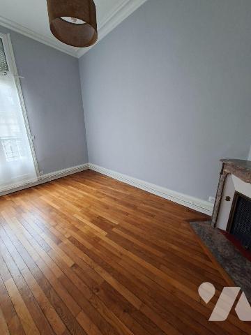 HYPER CENTRE VILLE - DANS IMMEUBLE HAUSSMANIEN
Appartement rénové de 116m² - 2eme étage - comp...