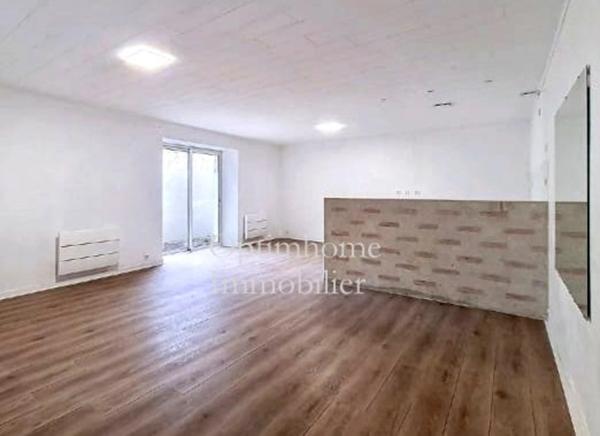 Ensemble immobilier avec maison à restaurer et deux appartements