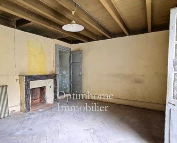 Ensemble immobilier avec maison à restaurer et deux appartements