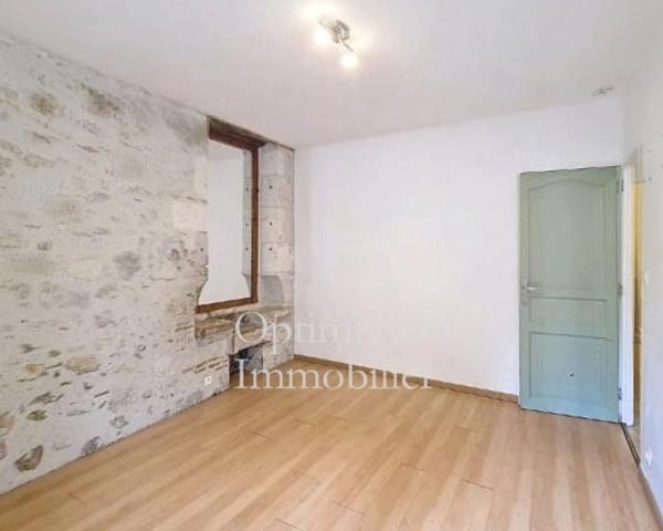 Ensemble immobilier avec maison à restaurer et deux appartements