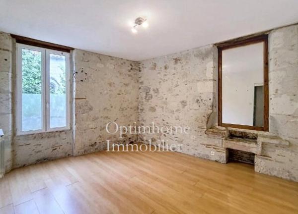 Ensemble immobilier avec maison à restaurer et deux appartements