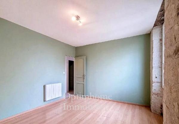 Ensemble immobilier avec maison à restaurer et deux appartements