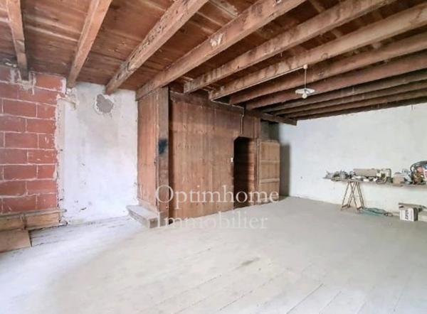Ensemble immobilier avec maison à restaurer et deux appartements