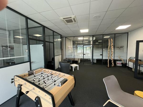 À VENDRE - IMMEUBLE DE BUREAUX ET STOCKAGE DE 540m² DANS UNE ZONE STRATEGIQUE À CHASSENEUIL-DU-POITOU