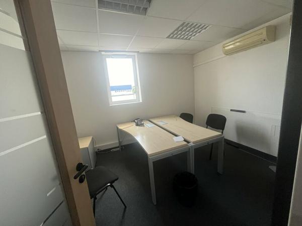 À VENDRE - IMMEUBLE DE BUREAUX ET STOCKAGE DE 540m² DANS UNE ZONE STRATEGIQUE À CHASSENEUIL-DU-POITOU