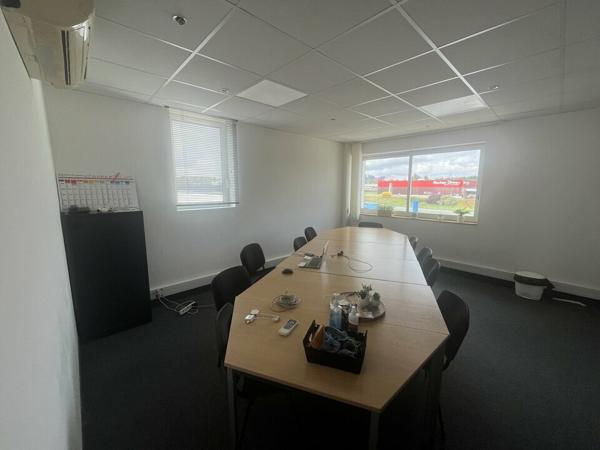 À VENDRE - IMMEUBLE DE BUREAUX ET STOCKAGE DE 540m² DANS UNE ZONE STRATEGIQUE À CHASSENEUIL-DU-POITOU