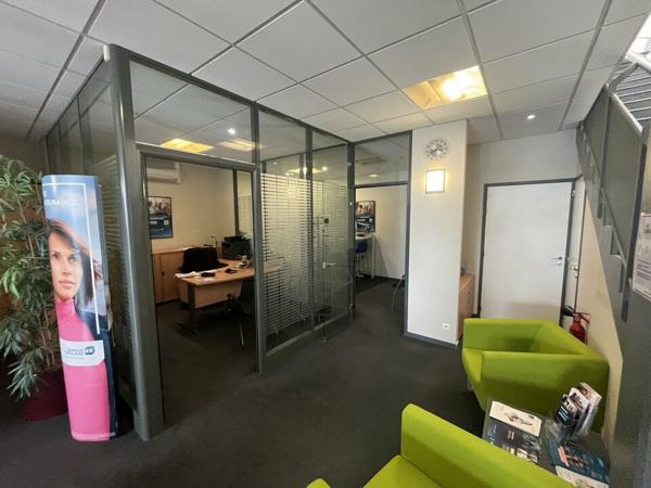 À VENDRE - IMMEUBLE DE BUREAUX ET STOCKAGE DE 540m² DANS UNE ZONE STRATEGIQUE À CHASSENEUIL-DU-POITOU