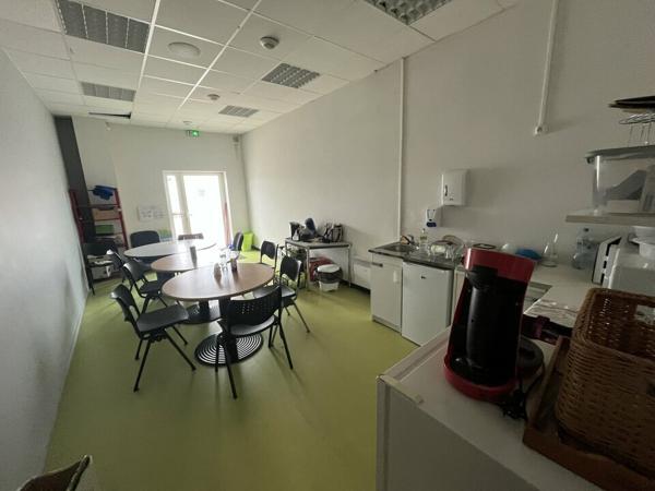 À VENDRE - IMMEUBLE DE BUREAUX ET STOCKAGE DE 540m² DANS UNE ZONE STRATEGIQUE À CHASSENEUIL-DU-POITOU