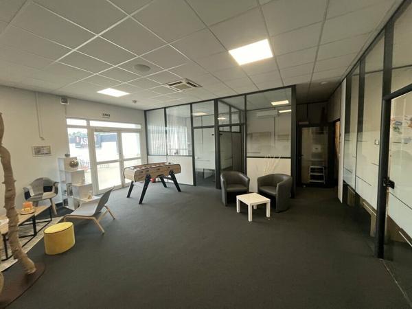 À VENDRE - IMMEUBLE DE BUREAUX ET STOCKAGE DE 540m² DANS UNE ZONE STRATEGIQUE À CHASSENEUIL-DU-POITOU