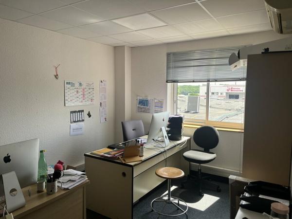 À VENDRE - IMMEUBLE DE BUREAUX ET STOCKAGE DE 540m² DANS UNE ZONE STRATEGIQUE À CHASSENEUIL-DU-POITOU