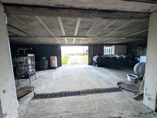 Propriété sur 27 hectares, maison 179 m2, bâtiments de 700 m2 salle de réception et 600 m2 garage