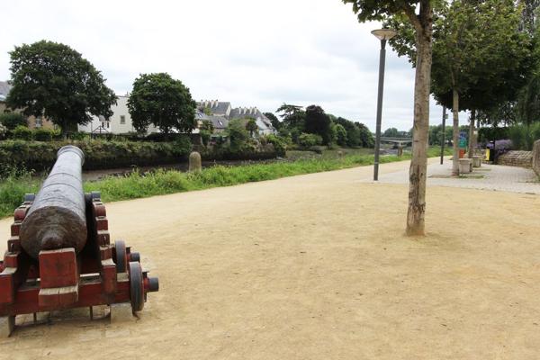 UN GRAND T2 PROCHE DU CHEMIN DE HALAGE & DU CENTRE-VILLE. -