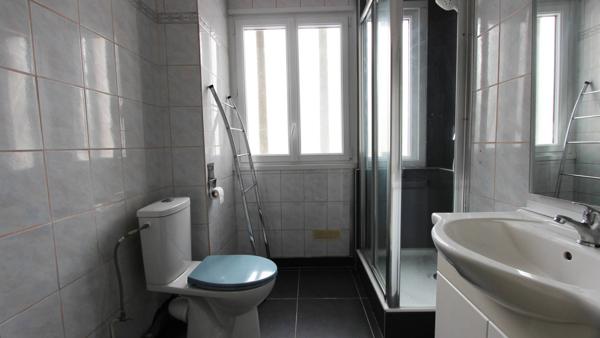 UN GRAND T2 PROCHE DU CHEMIN DE HALAGE & DU CENTRE-VILLE. -