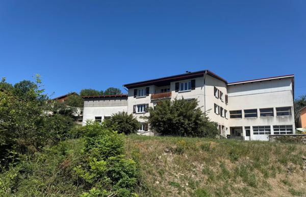 Proche Valdahon Immeuble avec 3 appartements et atelier-hangar