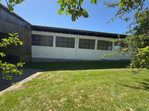 Proche Valdahon Immeuble avec 3 appartements et atelier-hangar