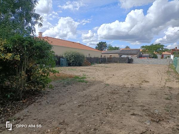 TERRAIN 1ER RIDEAU  d'à  peu près 353 m2 caherault SaInt  Julien de Concelles