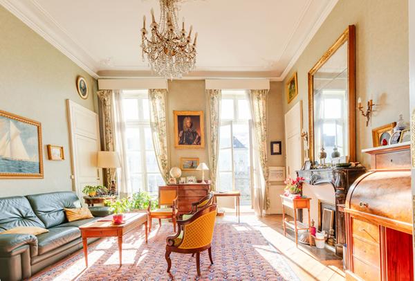 A VENDRE NANTES PLACE FOCH VASTE APPARTEMENT FAMILIAL DE CARACTERE