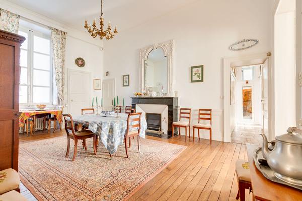 A VENDRE NANTES PLACE FOCH VASTE APPARTEMENT FAMILIAL DE CARACTERE