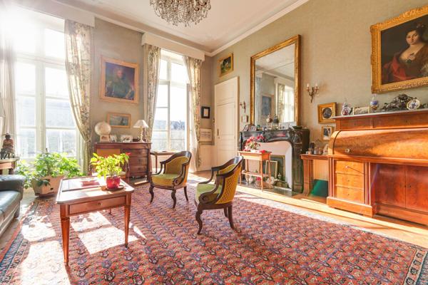 A VENDRE NANTES PLACE FOCH VASTE APPARTEMENT FAMILIAL DE CARACTERE