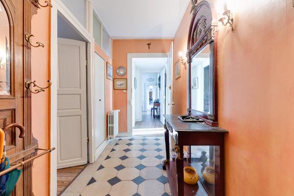 A VENDRE NANTES PLACE FOCH VASTE APPARTEMENT FAMILIAL DE CARACTERE