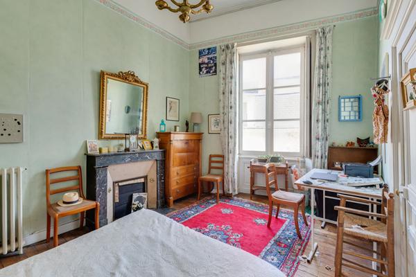 A VENDRE NANTES PLACE FOCH VASTE APPARTEMENT FAMILIAL DE CARACTERE
